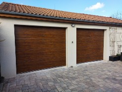 Pose de porte de garage sectionnelle en acier plaxé chêne doré