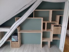 Fabrication et pose d'une bibliothèque en frêne