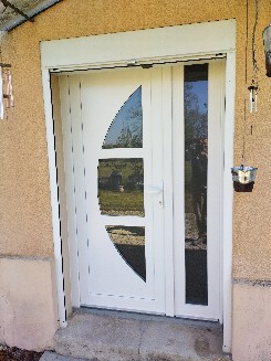 Pose d'une porte d'entrée en PVC avec semi fixe