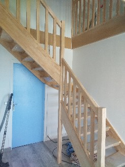 Pose d'un escalier 1/4 tournant en bois exotique