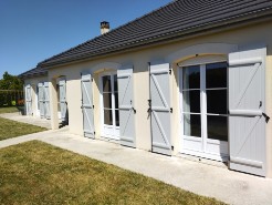 Pose de volets battants en aluminium gris clair