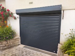Pose d'une porte de garage enroulable
