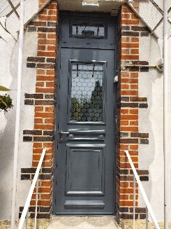 Pose d'une porte d'entrée en aluminium gris quartz