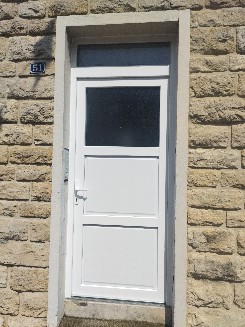 Pose d'une porte d'entrée en PVC avec imposte fixe vitré.