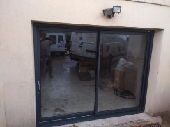 Pose d'un coulissant 2 vantaux en aluminium gris anthracite