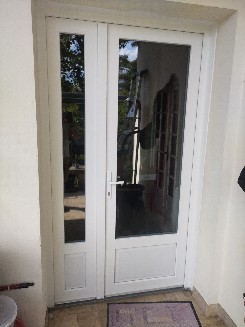 Pose d'une porte d'entrée 2 vantaux en PVC blanc