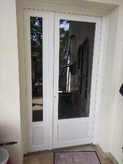 Pose d'une porte d'entrée 2 vantaux en PVC blanc
