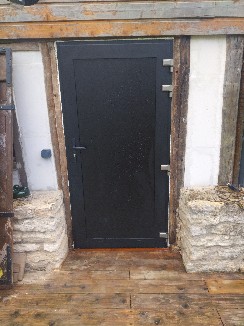 Pose d'une porte de service en aluminium noir
