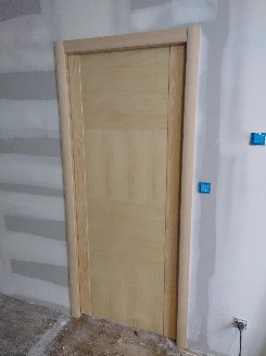 Pose d'une porte intérieure à galandage en pin