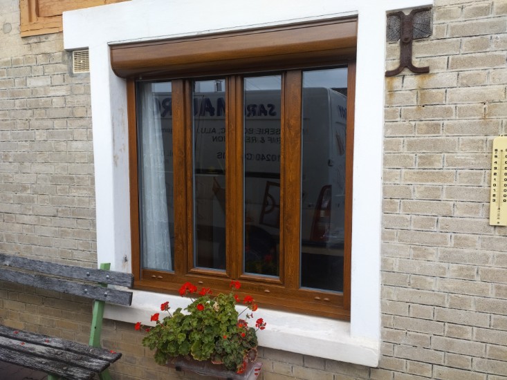 Pose de fenêtres en PVC chêne doré