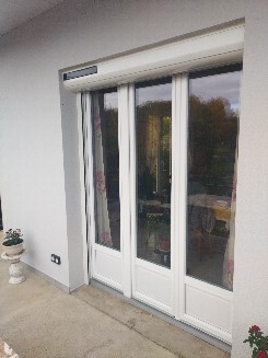 Pose de menuiseries en PVC blanc avec volets roulants solaires