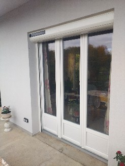 Pose de menuiseries en PVC blanc avec volets roulants solaires