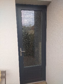 Pose d'une porte d'entrée en PVC gris avec vitrage delta
