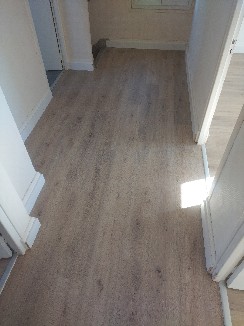 Pose d'un sol stratifié ainsi que des plinthes en médium