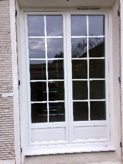 Pose de fenêtres et de portes fenêtre en Pvc blanc avec petits bois intégrés     