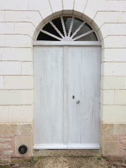 Fabrication et pose de la porte de la chapelle de Ste Thuise
