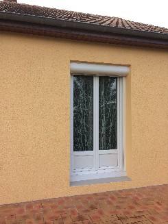 Pose d'une porte fenêtre en pvc blanc avec volet roulant électrique en rénovation
