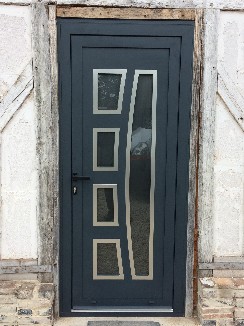 Pose de fenêtres et d'une porte d'entrée en pvc blanc