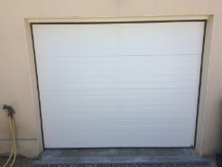Pose d'une porte de garage en acier