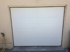 Pose d'une porte de garage en acier