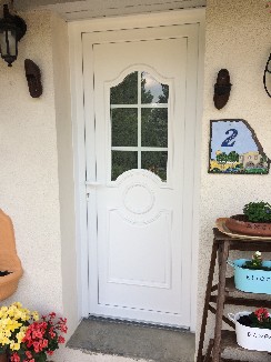 Pose d'une porte d'entrée en pvc blanc