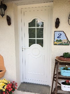 Pose d'une porte d'entrée en pvc blanc