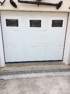 Pose d'une porte de garage sectionnelle avec portillon intégré