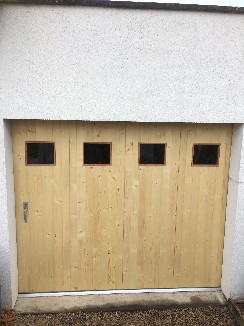 Pose d'une porte de garage en sapin