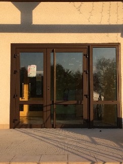 Pose d'une porte d'entrée bicolore en aluminium