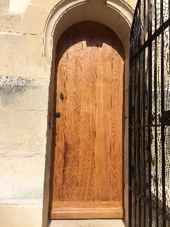 Fabrication et pose d'une porte d'église en chêne