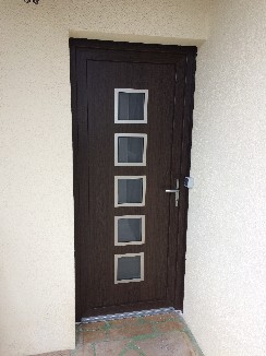 Pose d'une porte d'entrée en pvc