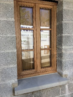 Pose de fenêtres en bois avec volets intérieurs