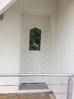 Pose d'une porte d'entrée en pvc blanc