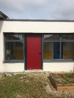 Pose d'une porte en aluminium cadre gris et panneau rouge