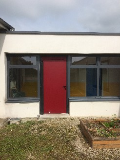 Pose d'une porte en aluminium cadre gris et panneau rouge