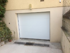 Pose de porte de garage sectionnelle motorisée