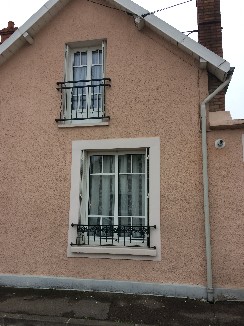 Pose de fenêtres en aluminium avec petits bois collés