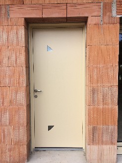 Pose de fenêtres en Pvc beige et d'une porte d'entrée et d'un coulissant en alu beige