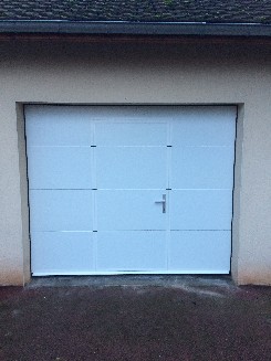 Pose d'une porte de garage sectionnelle avec portillon