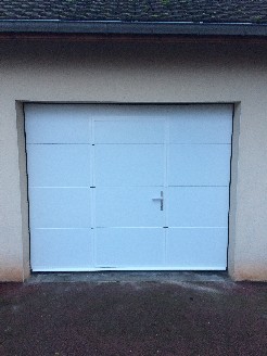 Pose d'une porte de garage sectionnelle avec portillon