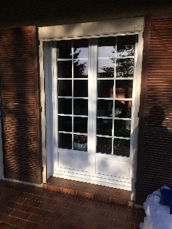 Pose d'une porte fenêtre en PVC blanc
