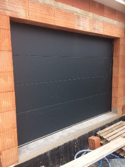 Pose d'une porte de garage en acier gris anthracite