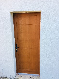 Pose d'une porte de service en bois exotique       