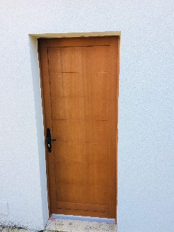 Pose d'une porte de service en bois exotique