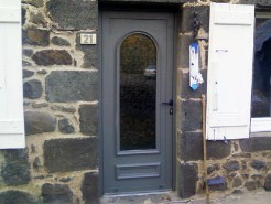 Pose d'une porte d'entrée en Aluminium gris quartz et de fenêtres en Pvc blanc