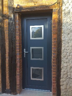 Pose de porte d'entrée en PVC