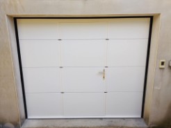 Pose d'une porte de garage sectionnelle en acier avec portillon intégré