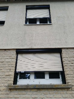 Pose de volets roulants en aluminium avec coffre brun et tablier beige