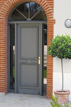 Exemple d'une porte d'entrée en Bois