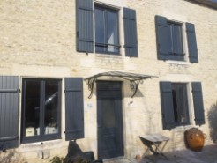 Pose de fenêtres et d'une porte d'entrée en PVC gris anthracite ainsi que des volets battants en aluminium gris anthracite